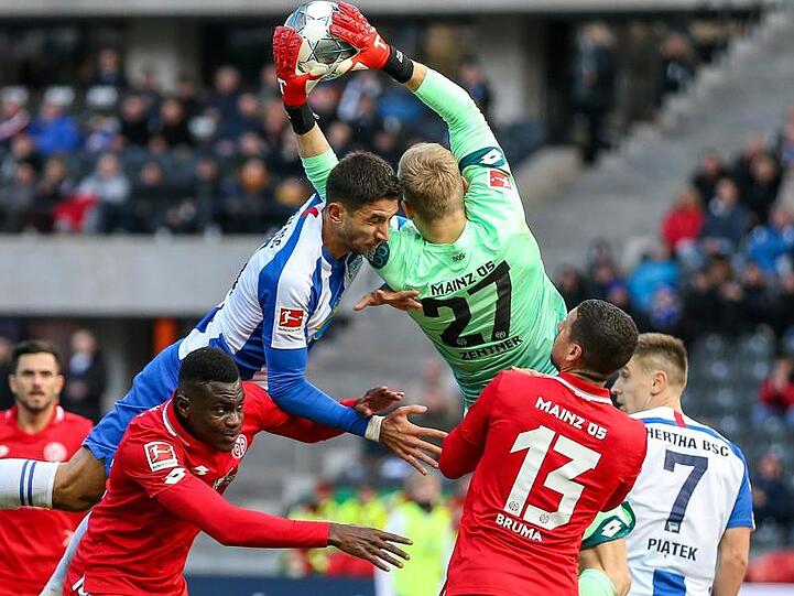 Keeper Robin Zentner (3.v.r) entführte mit Mainz drei Punkte aus Berlin.