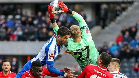 Keeper Robin Zentner (3.v.r) entführte mit Mainz drei Punkte aus Berlin.