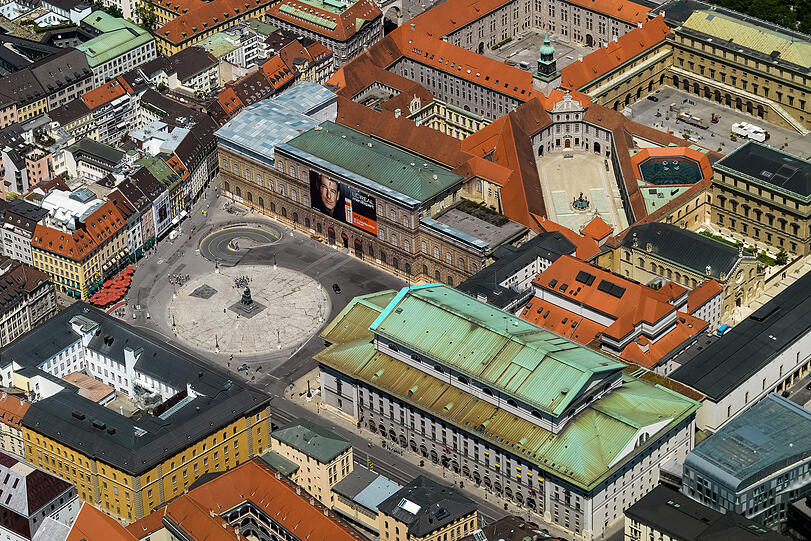 Da sieht man mal deutlich, wie grau doch der Max-Joseph-Platz vor der Oper brach liegt.