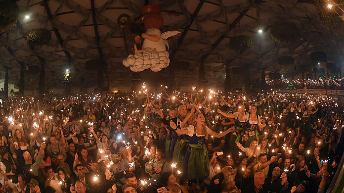 Wehmut und Lichtermeer beim Kehraus am Montagabend im Hofbräuzelt.