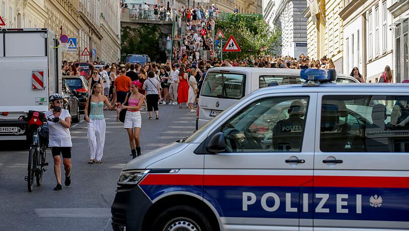 Ein Polizeiauto steht in der Nähe von versammelten "Swifties", nachdem im Sommer 2024 Konzerte abgesagt wurden aus Angst vor einem Terroranschlag. (Archivbild)