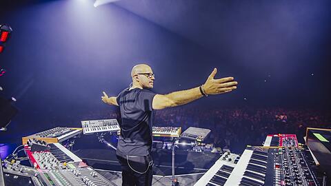 Der gro&szlig;e Auftritt liegt Schiller mittlerweile mehr als fr&uuml;her.