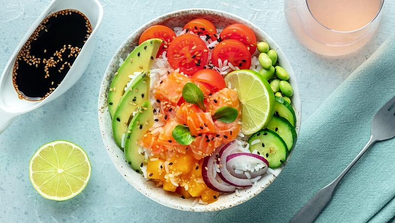 Poke Bowls sind perfekt für alle, die sich gesünder ernähren, aber nicht auf Geschmack verzichten wollen. Poke Bowls sind perfekt für alle, die sich gesünder ernähren, aber nicht auf Geschmack verzichten wollen.