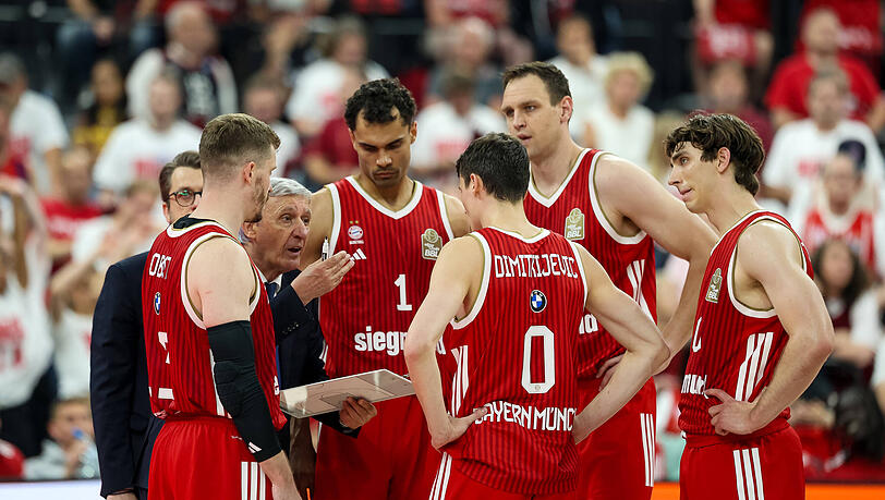 Svetislav Pesic mit seinen Spielerum Bayern-Star Andreas Obst. Svetislav Pesic mit seinen Spielerum Bayern-Star Andreas Obst.