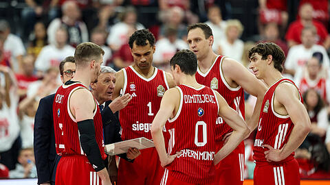 Svetislav Pesic  mit seinen Spielerum  Bayern-Star Andreas Obst.