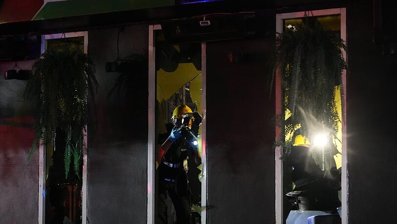 Die Feuerwehr hat den Brand inzwischen unter Kontrolle. Die Feuerwehr hat den Brand inzwischen unter Kontrolle.