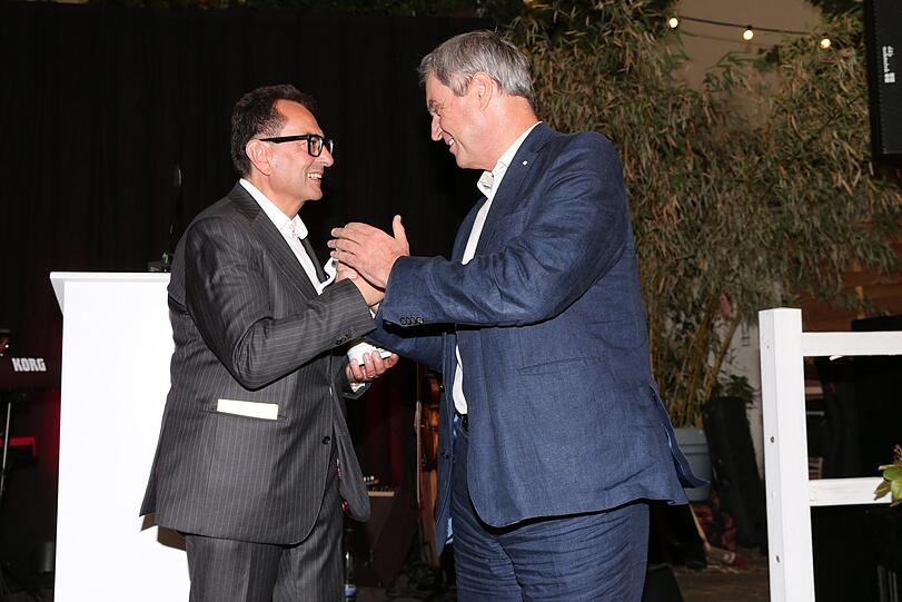 Besonderes Geschenk: Ministerpräsident Markus Söder (r.) überreicht "Geburtstagskind" Stavros Kostantinidis einen bayerischen Löwen mit persönlicher Widmung. Besonderes Geschenk: Ministerpräsident Markus Söder (r.) überreicht "Geburtstagskind" Stavros Kostantinidis einen bayerischen Löwen mit persönlicher Widmung.