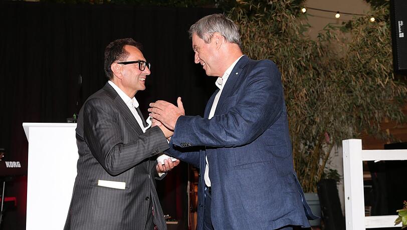 Besonderes Geschenk: Ministerpr&auml;sident Markus S&ouml;der (r.) &uuml;berreicht "Geburtstagskind" Stavros Kostantinidis einen bayerischen L&ouml;wen mit pers&ouml;nlicher Widmung.