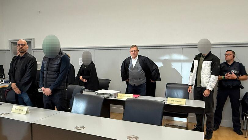 Im Raum steht der Verdacht, dass die vier jungen Menschen als sogenannte "Wegwerfagenten" für einen bislang unbekannten Auftraggeber gehandelt haben könnten. Im Raum steht der Verdacht, dass die vier jungen Menschen als sogenannte "Wegwerfagenten" für einen bislang unbekannten Auftraggeber gehandelt haben könnten.