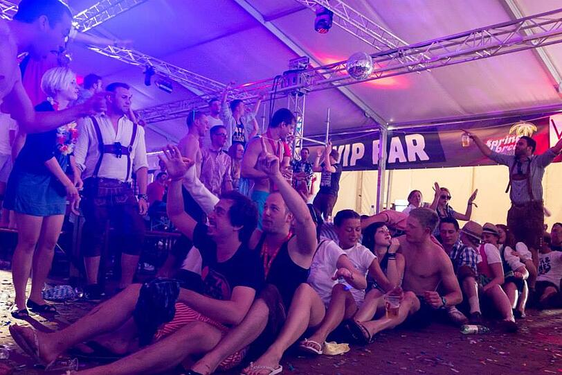 Dirndl und Lederhosen am kroatischen Strand: Bilder von der wilden Springbreak Wiesn-Party zum Durchklicken!