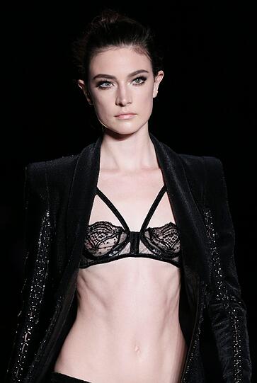 So zumindest scheint das Motto der Haute-Couture-Show 2013/14 von Versace auf der aktuellen Paris Fashion Week. Tragen doch die Models nicht viel mehr als einen Hauch schwarzer Spitze.