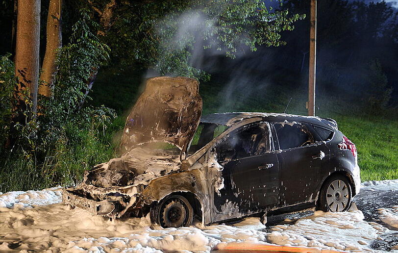 Der Fahrer konnte sich gerade noch in Sicherheit bringen, das Auto war jedoch nicht mehr zu retten.