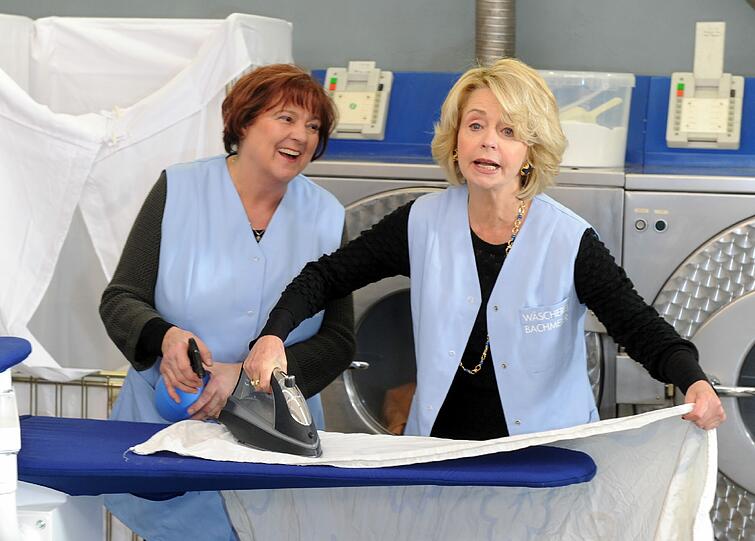 Maria Peschek (links) hier mit Schauspielkollegin Gisela Schneeberger. Foto: dpa
