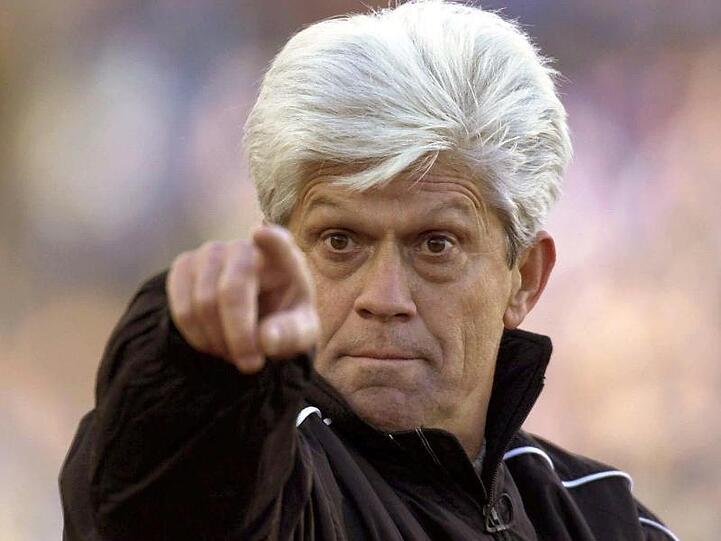 Werner Lorant, früherer Trainer des TSV 1860 München, gestikuliert am Spielfeldrand. Foto: Frank Mächler/Archiv