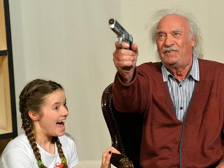 Achim Wolff als Amandus Rosenbach und Nastassja Revvo als Tilda Rosenbach im Stück "Honig im Kopf" am Schlosspark-Theater.