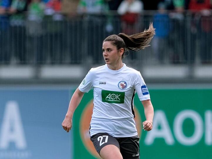 Sarah Zadrazil, hier für Potsdam, ist am Ball. Foto: Peter Steffen/dpa/Archivbild