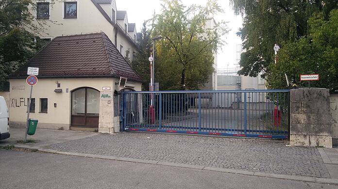 Auf dem Gelände der ehemaligen Bundesmonopolverwaltung für Branntwein in  Berg am Laim lagert derzeit tonnenweise Desinfektionsmittel.