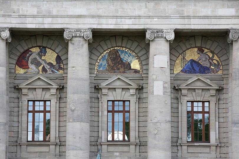 Erhaltene Mosaike am Kuppelbau der Staatskanzlei von 1905.