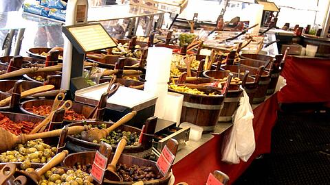 Feinkost und Delikatessen auf dem Viktualienmarkt.