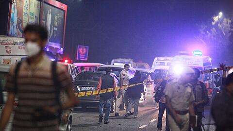 Polizisten sichern das Gel&auml;nde nach einer Autoexplosion in der N&auml;he des historischen Roten Forts.