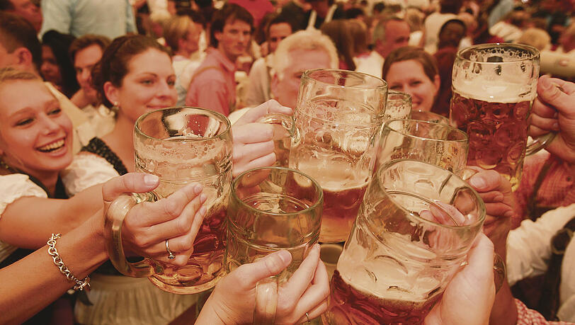 Am letzten Wiesn-Abend werden noch einmal kräftig die Maß Bier gestemmt. Am letzten Wiesn-Abend werden noch einmal kräftig die Maß Bier gestemmt.