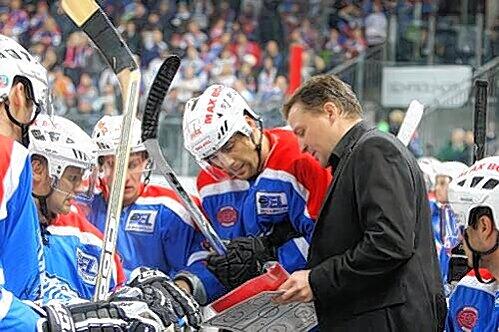 Ist nicht nur überrascht, sondern regelrecht begeistert, wie gut sich seine Nürnberger Ice Tigers in der DEL schlagen: Trainer Andreas Brockmann (r.).