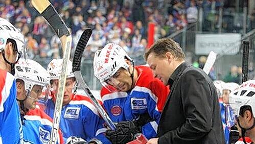 Ist nicht nur überrascht, sondern regelrecht begeistert, wie gut sich seine Nürnberger Ice Tigers in der DEL schlagen: Trainer Andreas Brockmann (r.). Ist nicht nur überrascht, sondern regelrecht begeistert, wie gut sich seine Nürnberger Ice Tigers in der DEL schlagen: Trainer Andreas Brockmann (r.).