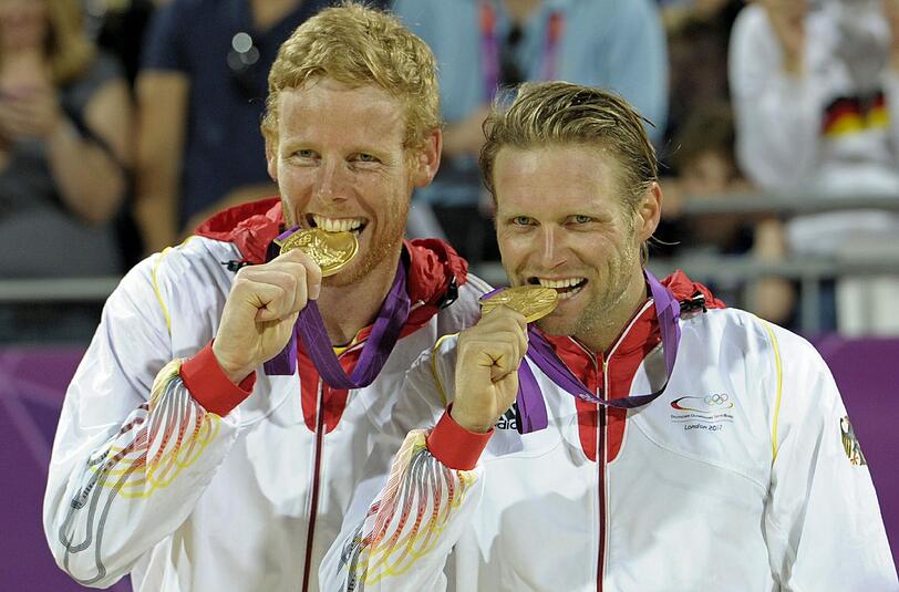 Dagegen landen die Beachvolleyballer Julius Brink und Jonas Reckermann einen echten Überraschungssieg. Als erstes deutsches Beachvolleyball-Team der Geschichte erreichen sie das Olympia-Finale. Sie holen Gold im Spiel gegen Brasilien.