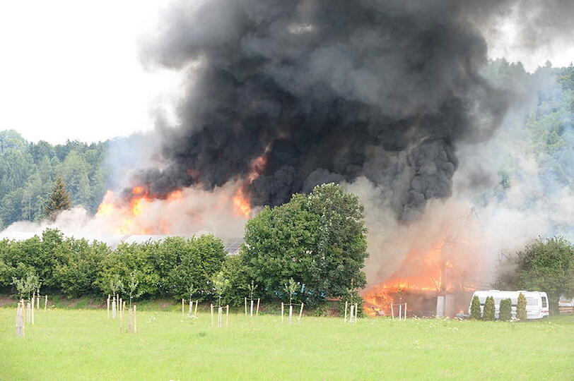 Bei Siegsdorf im Landkreis Traunstein steht am Sonntagmittag ein Bauernhof in Flammen.