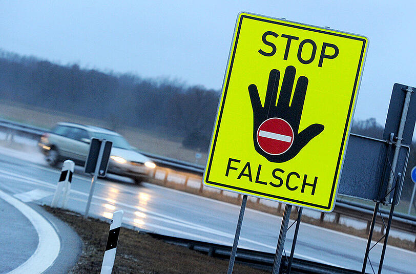Nach 30 Kilometern auf der falschen Fahrbahnseite konnte die 75-Jährige gestoppt werden. (Archivbild)