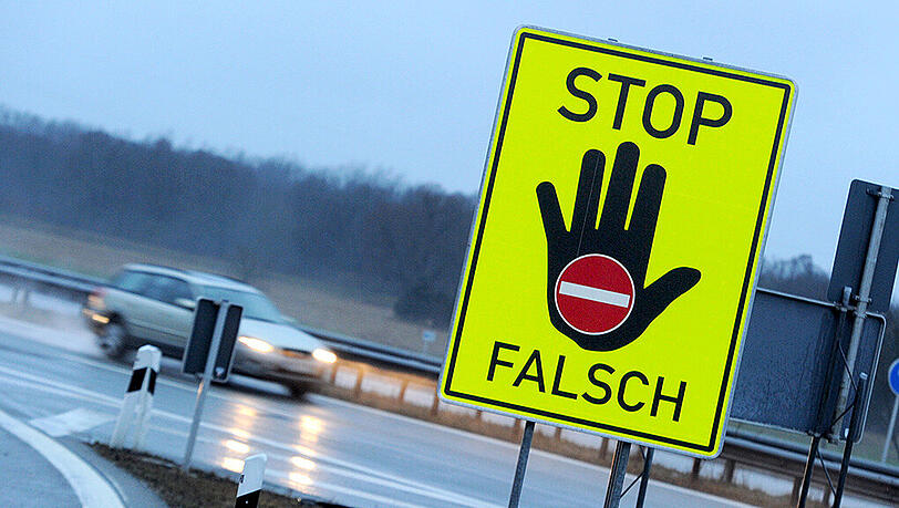 Nach 30 Kilometern auf der falschen Fahrbahnseite konnte die 75-Jährige gestoppt werden. (Archivbild) Nach 30 Kilometern auf der falschen Fahrbahnseite konnte die 75-Jährige gestoppt werden. (Archivbild)