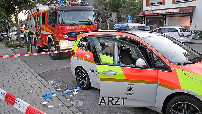 Das offenbar betrunkene Duo - die beiden hatten zuvor offensichtlich schon randaliert - flüchtete, wurde aber bereits einige hundert Meter entfernt von der Polizei gestellt und überwältigt.
