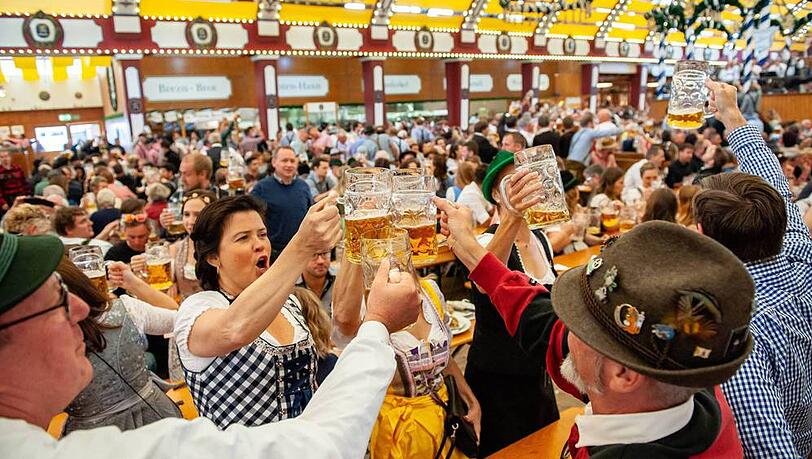 In München läuft das Bier seit 12 Uhr in Strömen In München läuft das Bier seit 12 Uhr in Strömen