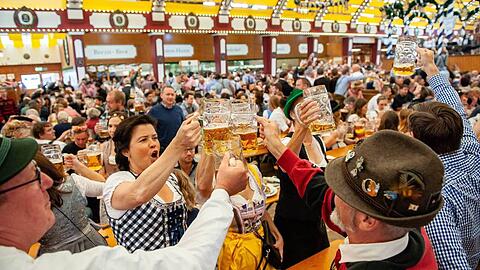 In München läuft das Bier seit 12 Uhr in Strömen