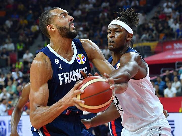 NBA-Center Rudy Gobert (l) führte die Franzosen zum Sieg.