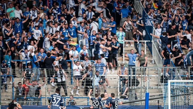 Die Bochumer Spieler feiern mit ihren Fans.