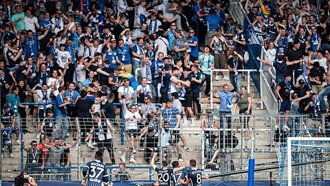 Die Bochumer Spieler feiern mit ihren Fans.