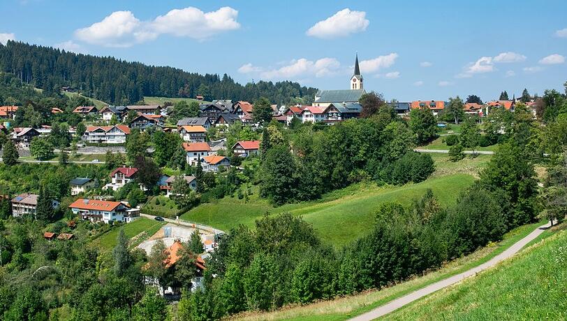 Sommerblick auf die Stadt Oberaufen in Allgäu.