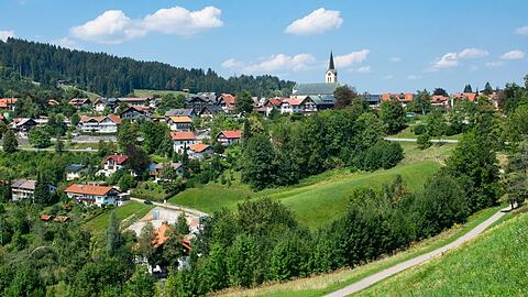 Sommerblick auf die Stadt Oberaufen in Allgäu.