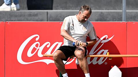 Hat seinen Kader für das Polen-Länderspiel noch nicht komplett im Training: Bundestrainer Hansi Flick.