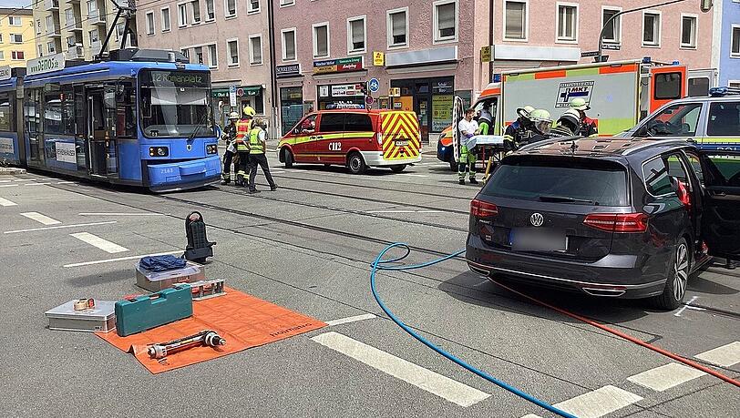 An einer Schwabinger Kreuzung ist eine Tram mit einem Auto zusammengestoßen.