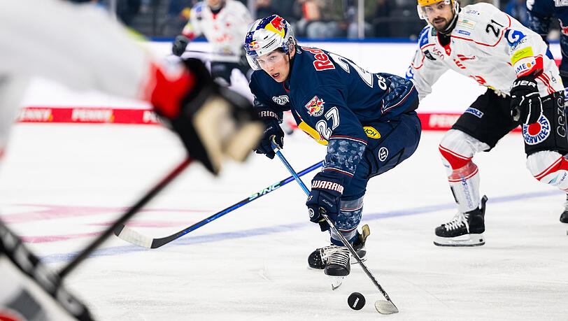 Veit Oswald bei der EHC-Heimpleite gegen Bremerhaven am Puck.