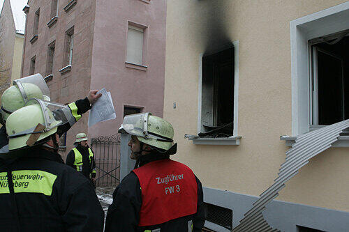Die Feuerwehr räumt nach dem Brand auf.