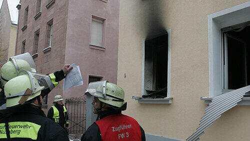 Die Feuerwehr räumt nach dem Brand auf. Die Feuerwehr räumt nach dem Brand auf.
