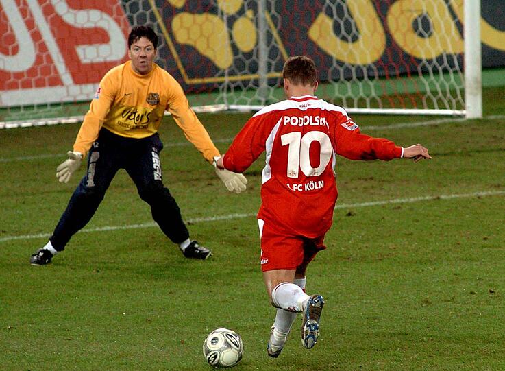 Tor 5, März 2005: Bogenlampen hat der Prinz einfach drauf. Diesmal ist Saarbrückens Peter Eich das Opfer, Podolski und der FC gewinnen am Ende mit 3:1.