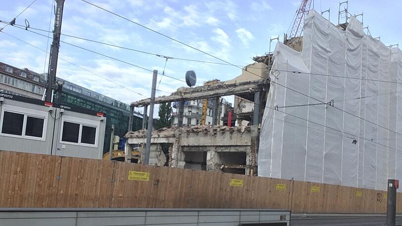Der Abriss des alten Königshof ist schon weit fortgeschritten. Hier die Bilder.