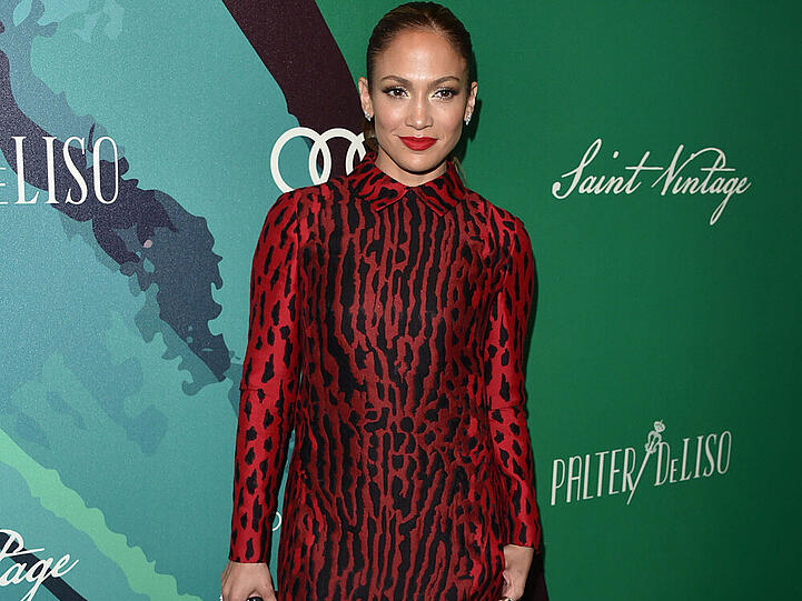Jennifer Lopez glänzt in Rot
