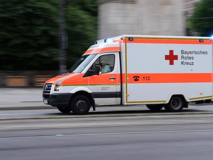 Ein Krankenwagen fährt mit Blaulicht über eine Straße. Foto: Felix Hörhager/Archivbild