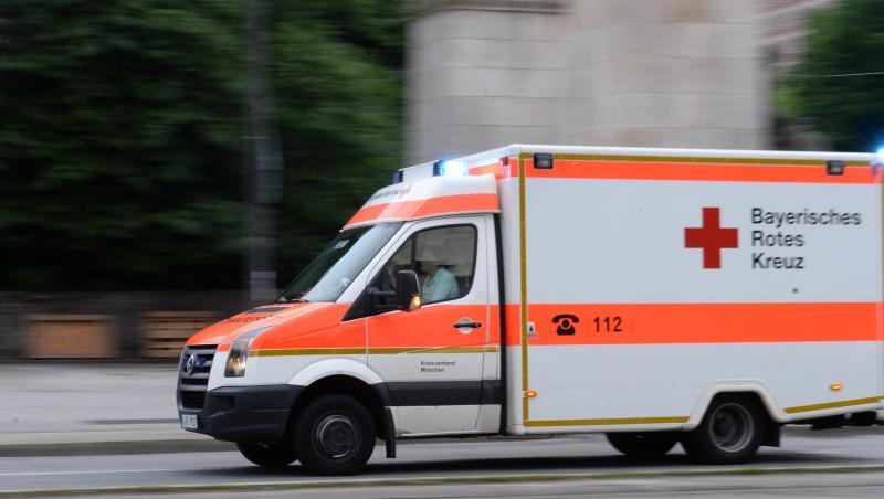 Ein Krankenwagen fährt mit Blaulicht über eine Straße. Foto: Felix Hörhager/Archivbild Ein Krankenwagen fährt mit Blaulicht über eine Straße. Foto: Felix Hörhager/Archivbild