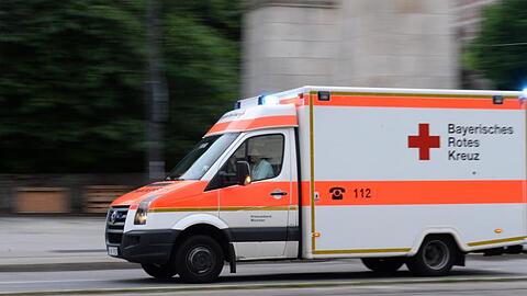 Ein Krankenwagen fährt mit Blaulicht über eine Straße. Foto: Felix Hörhager/Archivbild